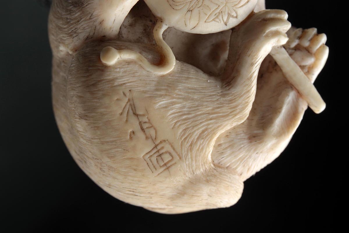 EZ162 時代提げ物【光明作】牙彫「仔犬」根付 幅3.5cm 木箱附 EZ162 時代提げ物【光明作】牙彫「仔犬」根付 幅3.5cm 木箱附