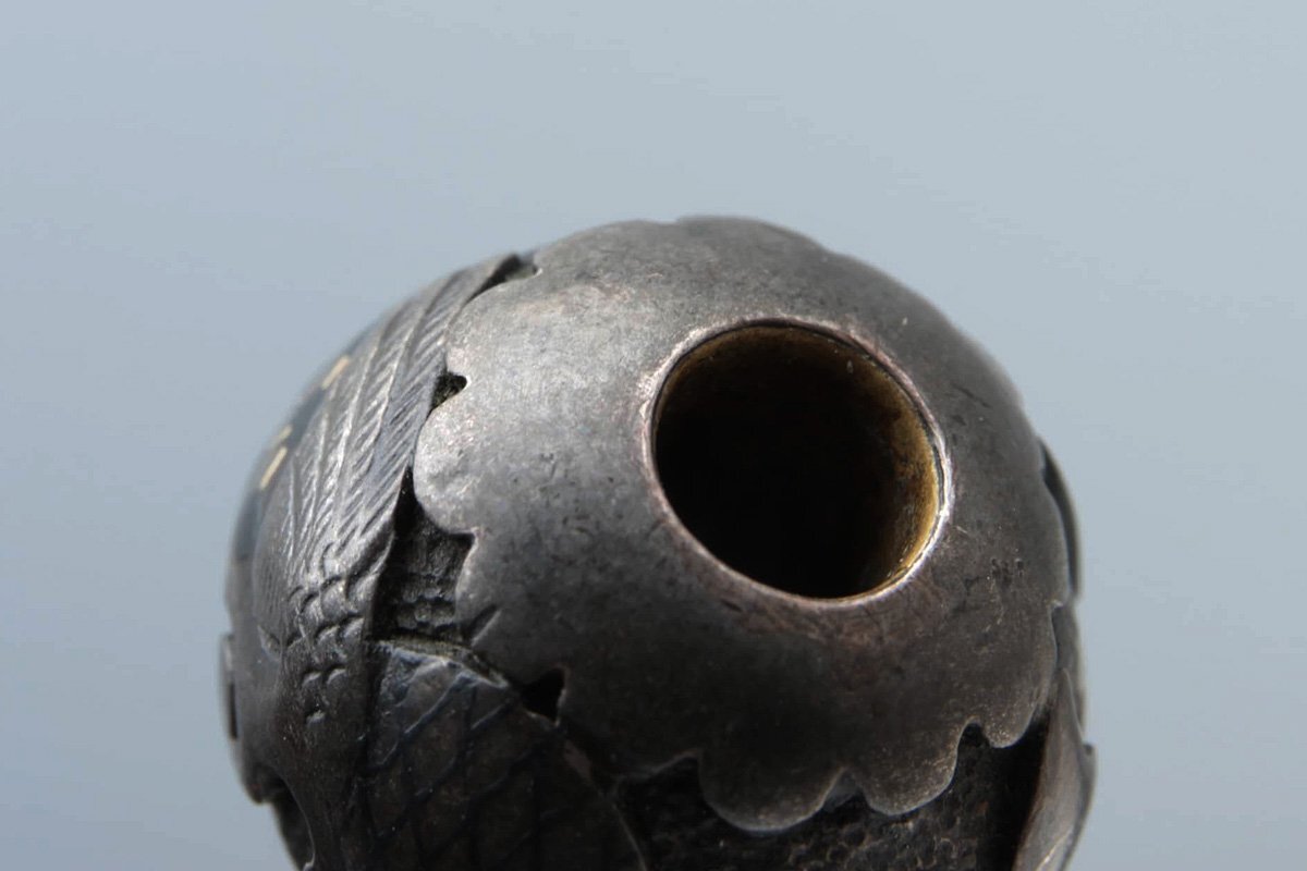 ES840 明治金工 銅地 金銀象嵌 彫文 花鳥図 緒締 径1.2cm・金銀 ES840 明治金工 銅地 金銀象嵌 彫文 花鳥図 緒締 径1.2cm・金銀