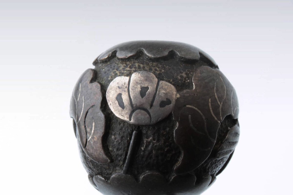 ES840 明治金工 銅地 金銀象嵌 彫文 花鳥図 緒締 径1.2cm・金銀 ES840 明治金工 銅地 金銀象嵌 彫文 花鳥図 緒締 径1.2cm・金銀