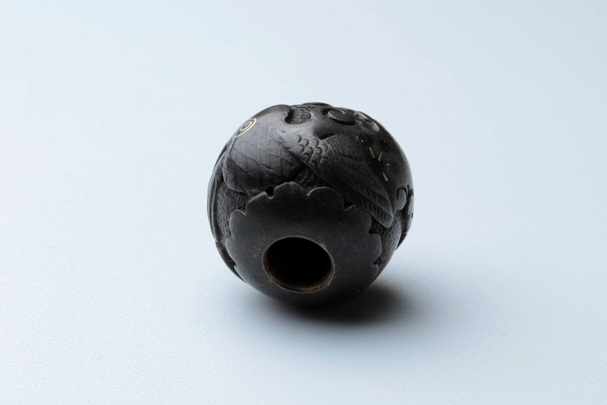 ES840 明治金工 銅地 金銀象嵌 彫文 花鳥図 緒締 径1.2cm・金銀 ES840 明治金工 銅地 金銀象嵌 彫文 花鳥図 緒締 径1.2cm・金銀