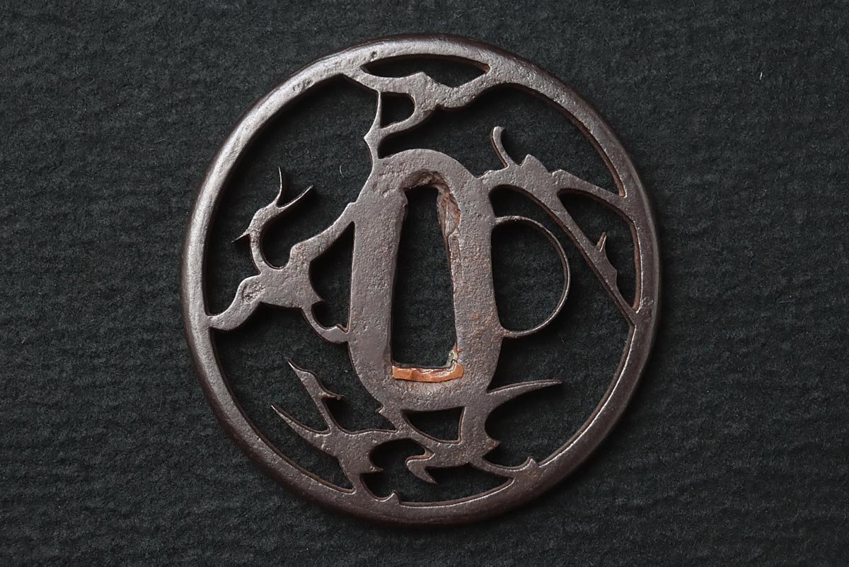 UU791 時代刀装具 無銘 赤坂尾張珍重 鉄地白鷺透 丸形鍔 縦7.8cm UU791 時代刀装具 無銘 赤坂尾張珍重 鉄地白鷺透 丸形鍔 縦7.8cm
