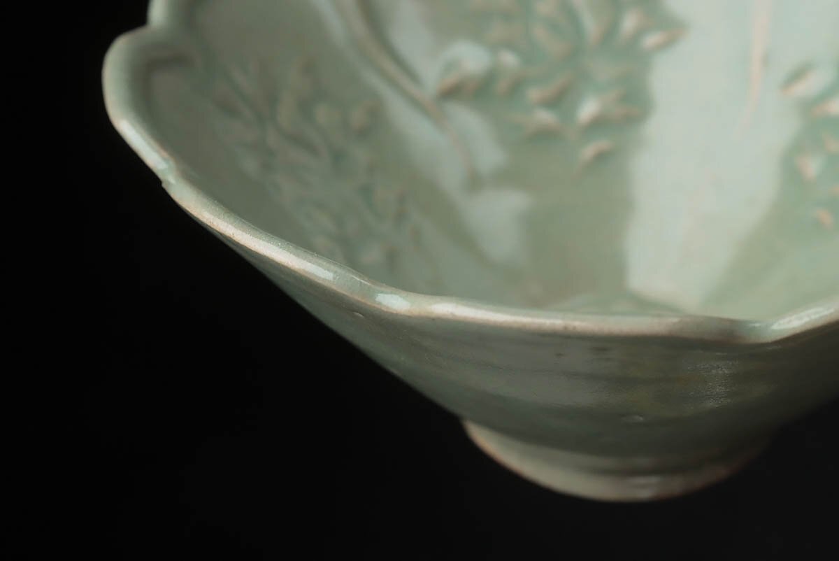 ZM669 朝鮮古美術 高麗青磁陽刻草花文輪花鉢 径14cm 木箱附 ZM669 朝鮮古美術 高麗青磁陽刻草花文輪花鉢 径14cm 木箱附