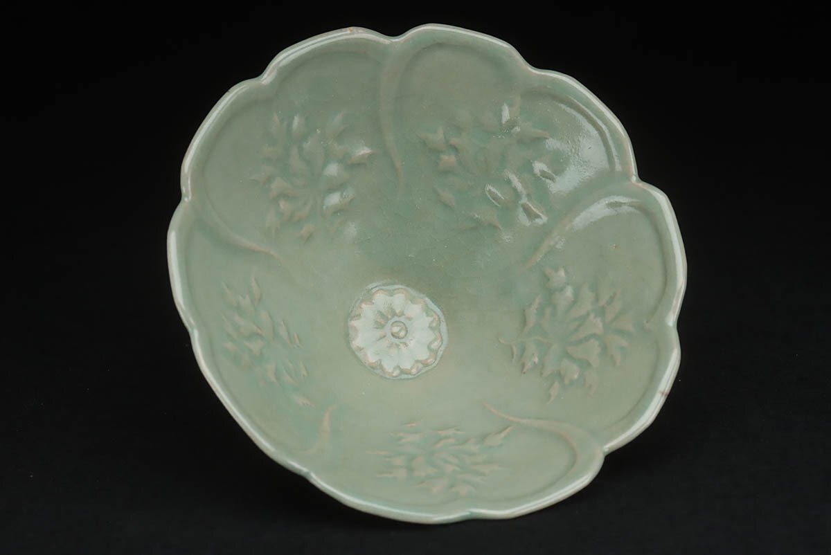 ZM669 朝鮮古美術 高麗青磁陽刻草花文輪花鉢 径14cm 木箱附 ZM669 朝鮮古美術 高麗青磁陽刻草花文輪花鉢 径14cm 木箱附