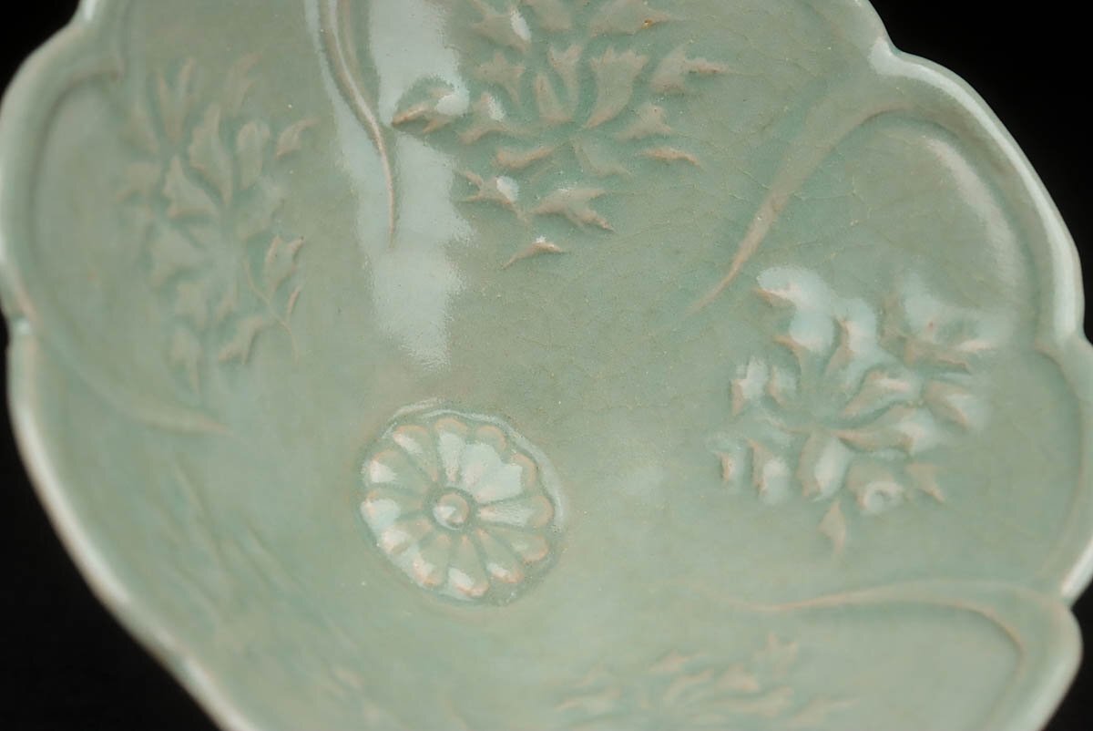 ZM669 朝鮮古美術 高麗青磁陽刻草花文輪花鉢 径14cm 木箱附 ZM669 朝鮮古美術 高麗青磁陽刻草花文輪花鉢 径14cm 木箱附