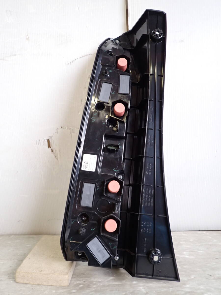 【良品フルLED點燈確認済】 JF5/JF6 N-BOX エヌボックス カスタム 純正 LED 右 テール ランプ ライト D318?33100-TTA-N12【25-405】