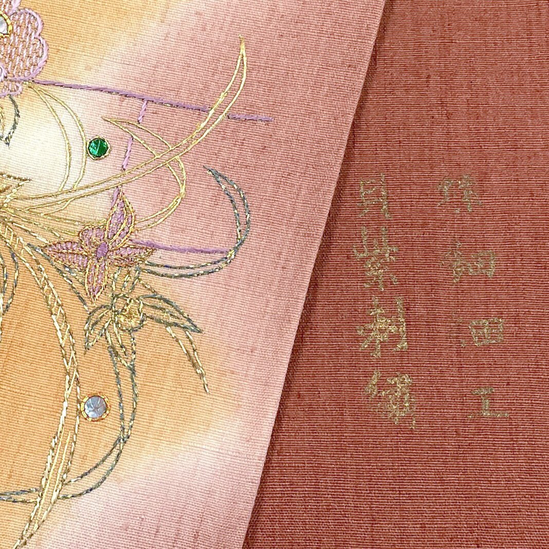 着物月花 呉県刺繍 螺鈿細工 玉蟲 品のある花 紬袋帯 お太鼓柄 着物月花 呉県刺繍 螺鈿細工 玉蟲 品のある花 紬袋帯 お太鼓柄