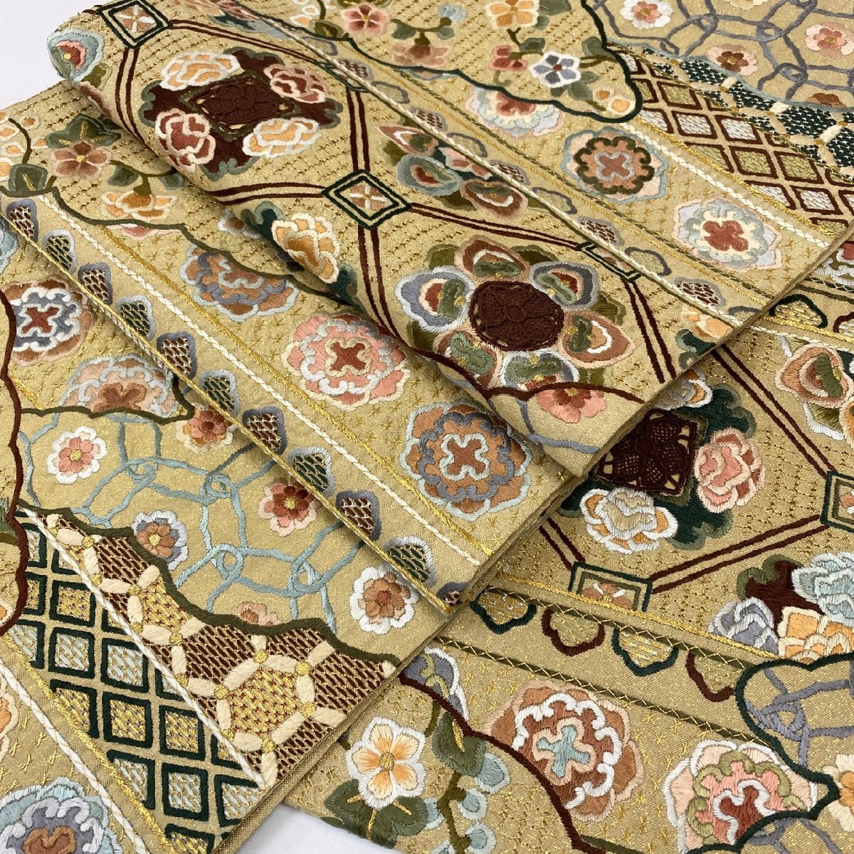 着物月花 総刺繍 蘇州刺繍 仙頭刺繍 金通し 綴れ織 装飾華文様 着物月花 総刺繍 蘇州刺繍 仙頭刺繍 金通し 綴れ織 装飾華文様