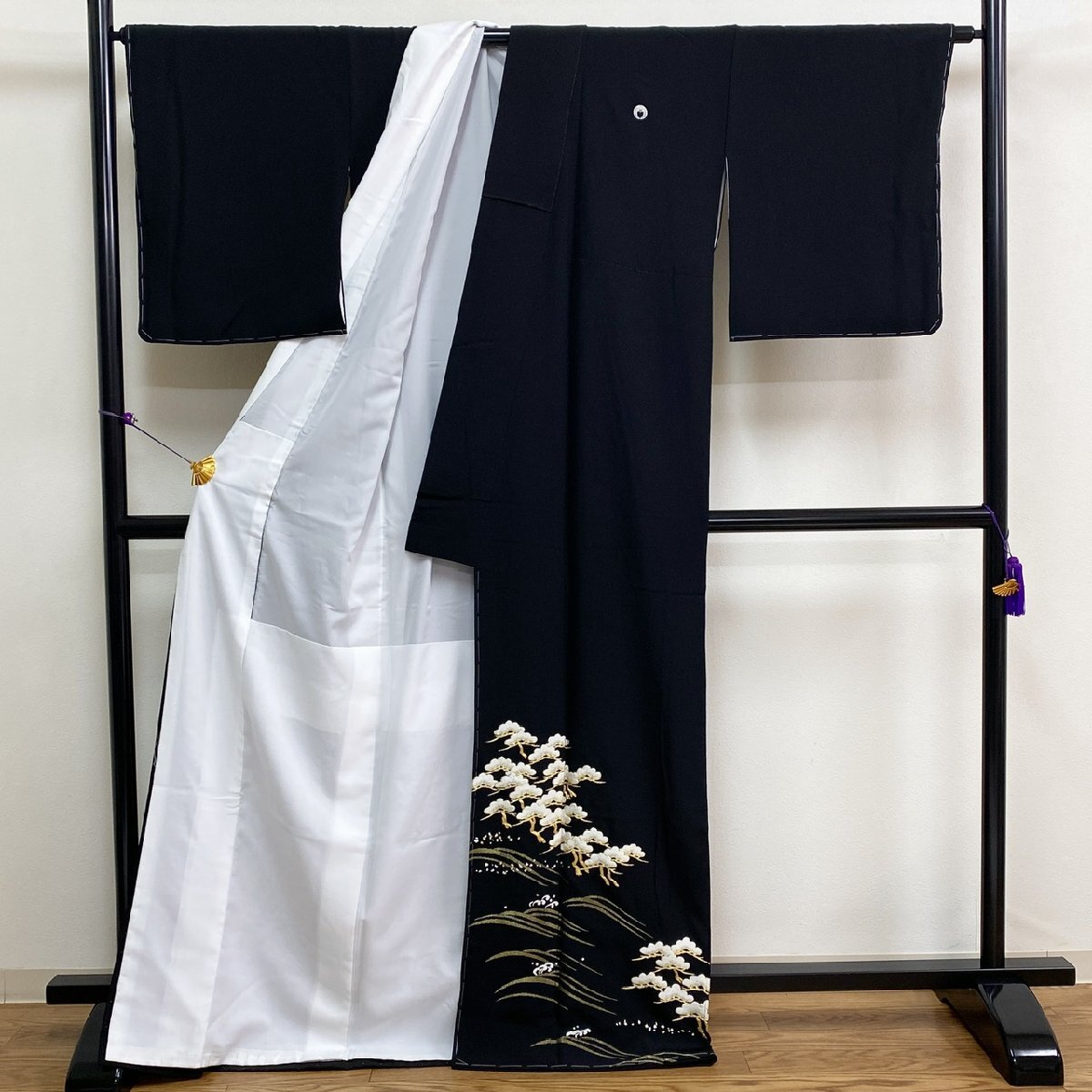 着物月花 作家物 総刺繍 金駒刺繍 蘇州刺繍 波に松 黒留袖 未 着物月花 作家物 総刺繍 金駒刺繍 蘇州刺繍 波に松 黒留袖 未