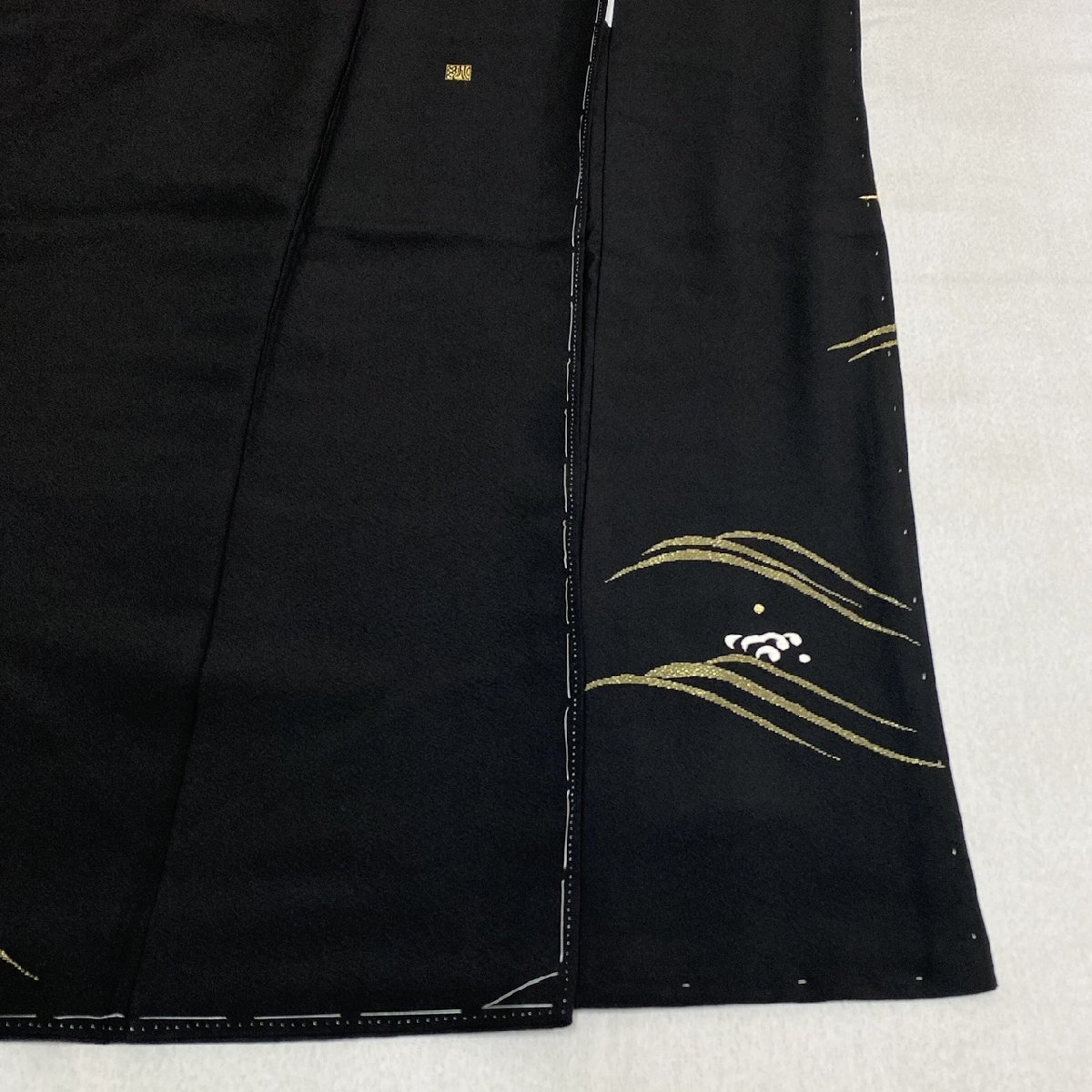 着物月花 作家物 総刺繍 金駒刺繍 蘇州刺繍 波に松 黒留袖 未 着物月花 作家物 総刺繍 金駒刺繍 蘇州刺繍 波に松 黒留袖 未