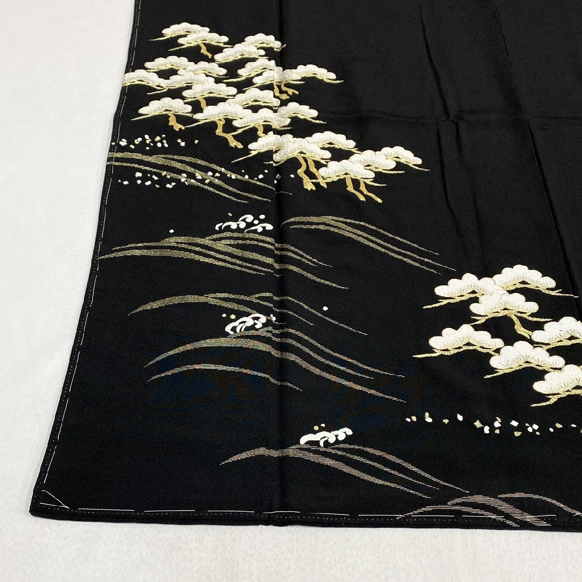 着物月花 作家物 総刺繍 金駒刺繍 蘇州刺繍 波に松 黒留袖 未 着物月花 作家物 総刺繍 金駒刺繍 蘇州刺繍 波に松 黒留袖 未