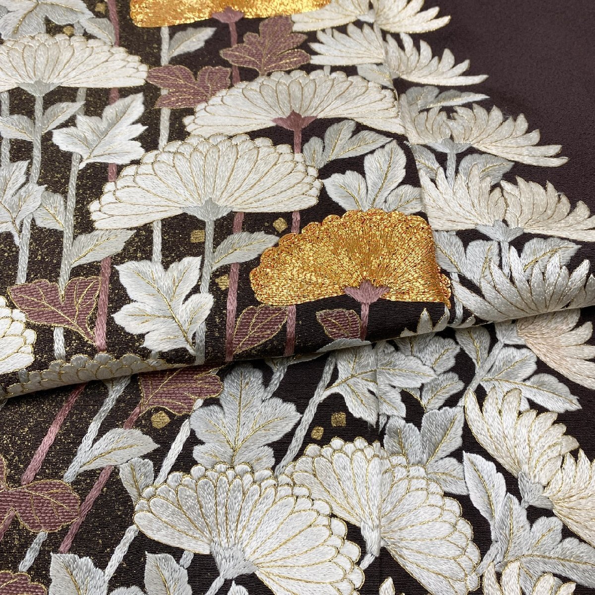 着物月花 総刺繍 蘇州刺繍 金駒刺繍 品のある花 色留袖 正絹 着物月花 総刺繍 蘇州刺繍 金駒刺繍 品のある花 色留袖 正絹