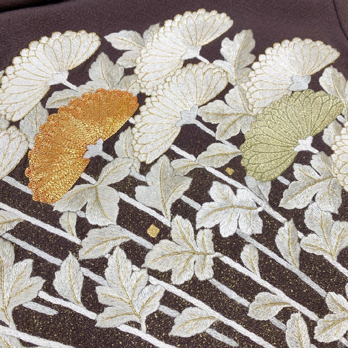 着物月花 総刺繍 蘇州刺繍 金駒刺繍 品のある花 色留袖 正絹 着物月花 総刺繍 蘇州刺繍 金駒刺繍 品のある花 色留袖 正絹