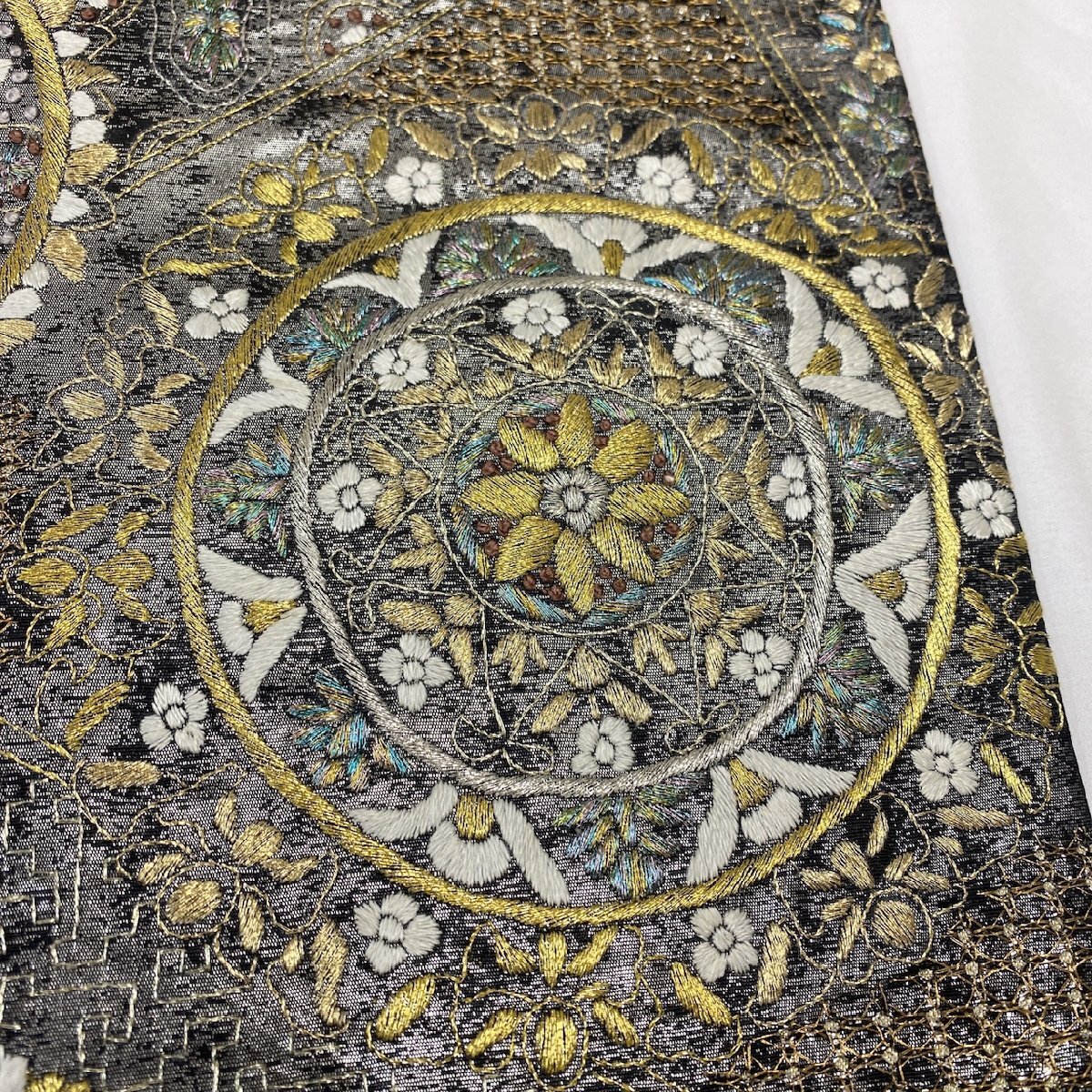着物月花 三大総刺繍 相良刺繍 蘇州刺繍 仙頭刺繍 引箔 華文様 着物月花 三大総刺繍 相良刺繍 蘇州刺繍 仙頭刺繍 引箔 華文様