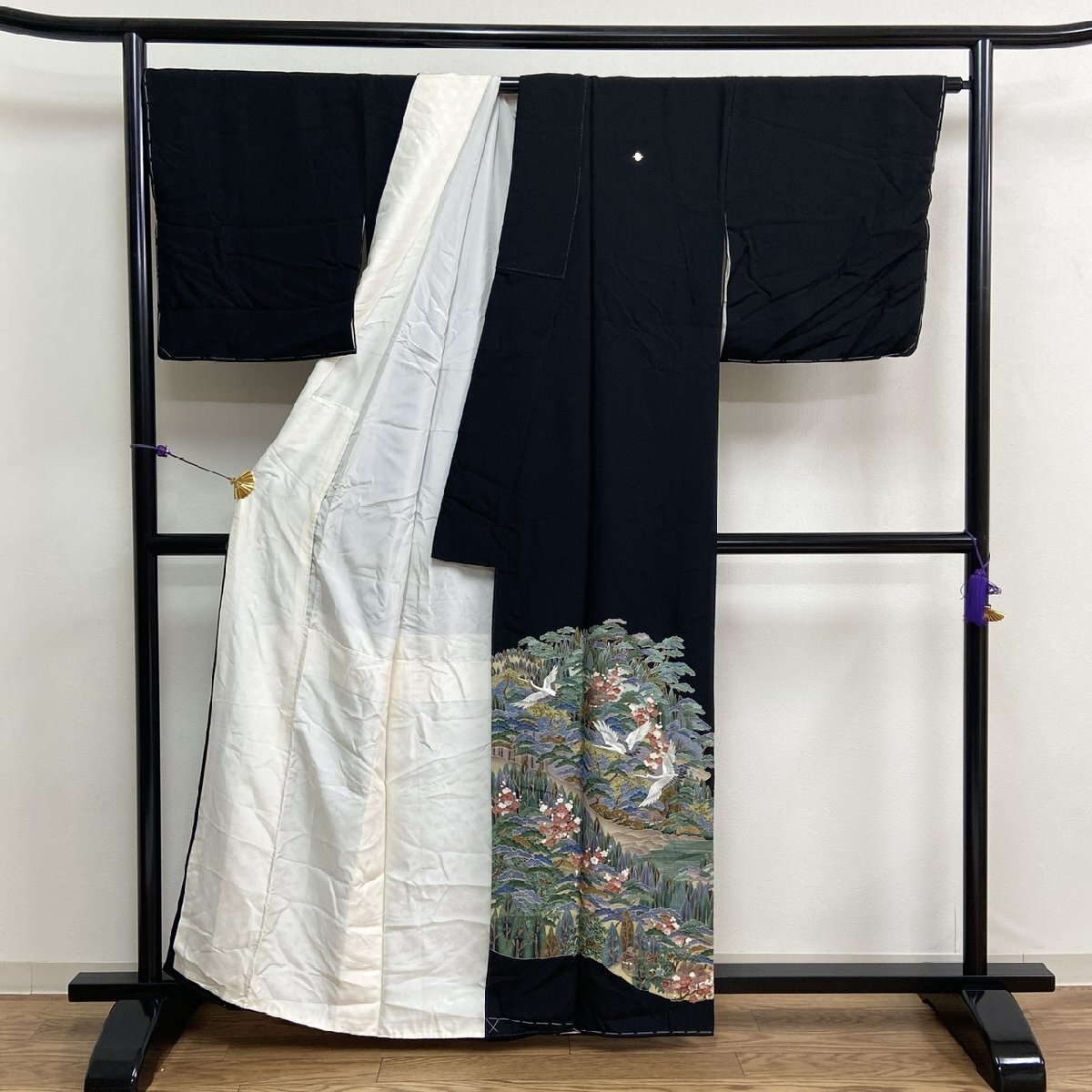 着物月花 作家物 総刺繍 蘇州刺繍 風景 鶴 黒留袖 未使用品 正絹 着物月花 作家物 総刺繍 蘇州刺繍 風景 鶴 黒留袖 未使用品 正絹