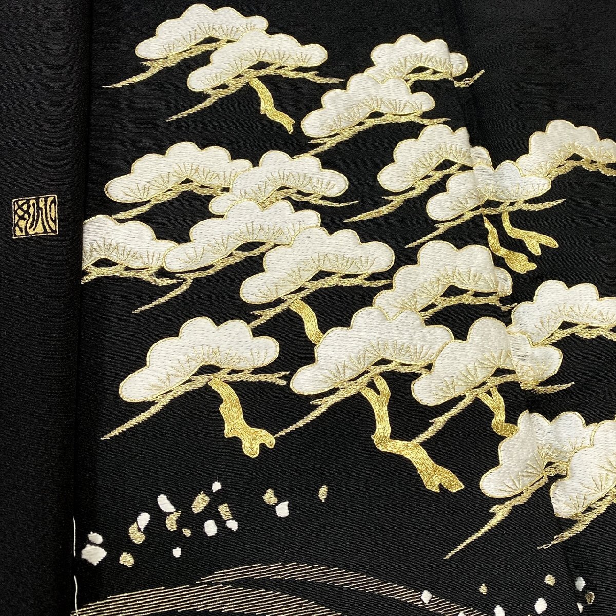 着物月花 作家物 総刺繍 金駒刺繍 蘇州刺繍 波に松 黒留袖 未 着物月花 作家物 総刺繍 金駒刺繍 蘇州刺繍 波に松 黒留袖 未