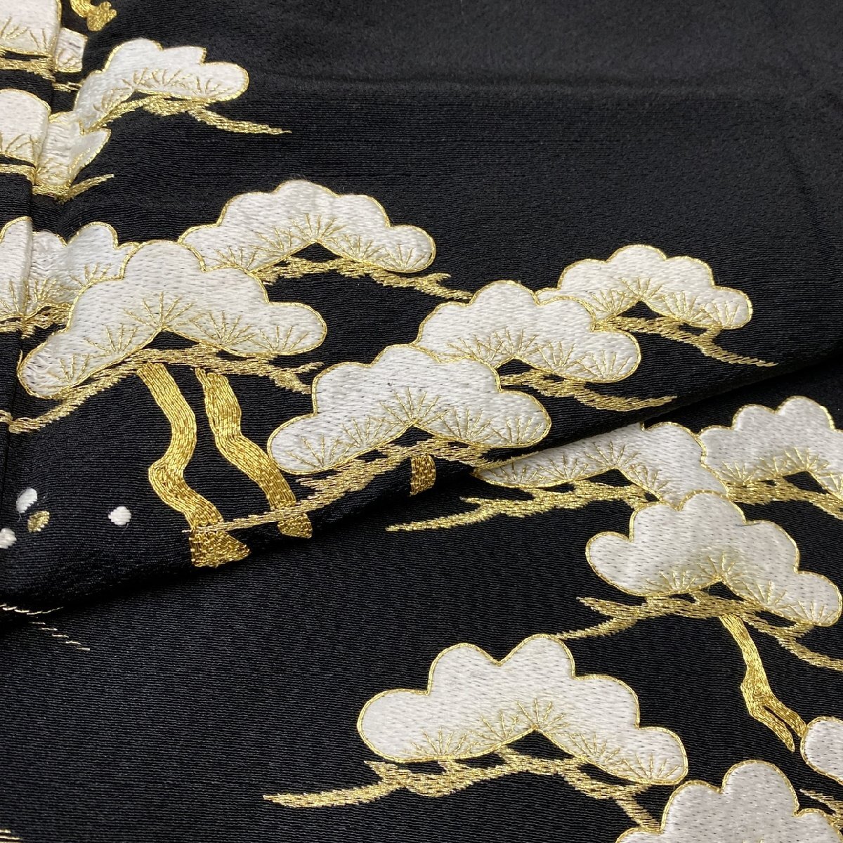 着物月花 作家物 総刺繍 金駒刺繍 蘇州刺繍 波に松 黒留袖 未 着物月花 作家物 総刺繍 金駒刺繍 蘇州刺繍 波に松 黒留袖 未