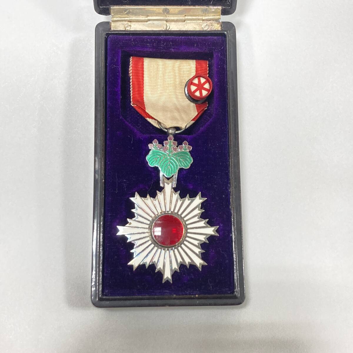 3748 勲六等単光旭日章 現状品 ☆ケース付き 日本国 略章 勲章 3748 勲六等単光旭日章 現状品 ☆ケース付き 日本国 略章 勲章