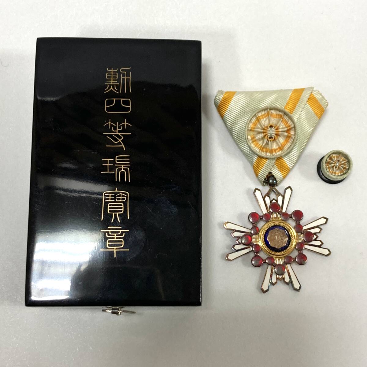 3750 勲四等瑞宝章 ☆現状品 微章 記章 当時物 日本 勲章 3750 勲四等瑞宝章 ☆現状品 微章 記章 当時物 日本 勲章