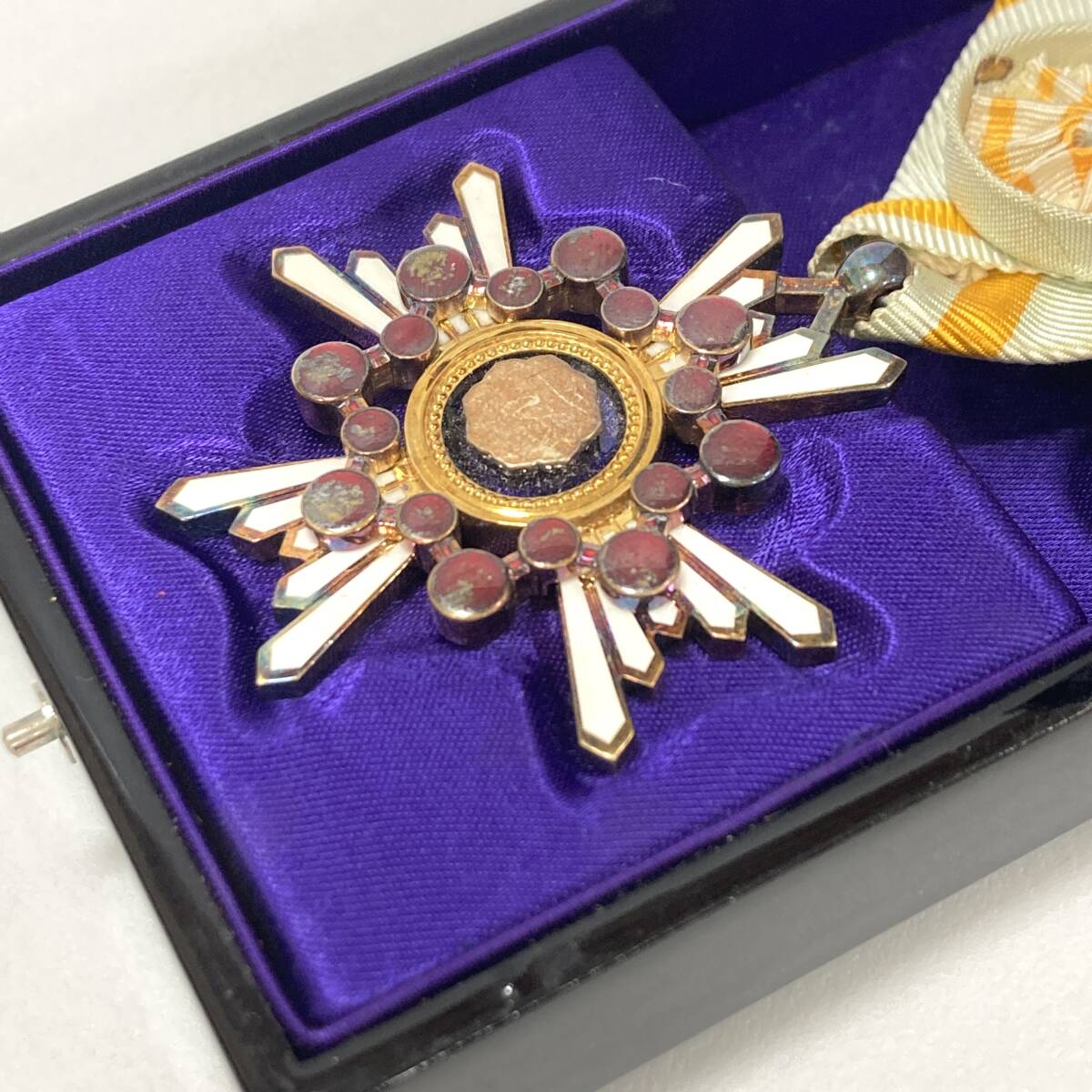 3750 勲四等瑞宝章 ☆現状品 微章 記章 当時物 日本 勲章 3750 勲四等瑞宝章 ☆現状品 微章 記章 当時物 日本 勲章