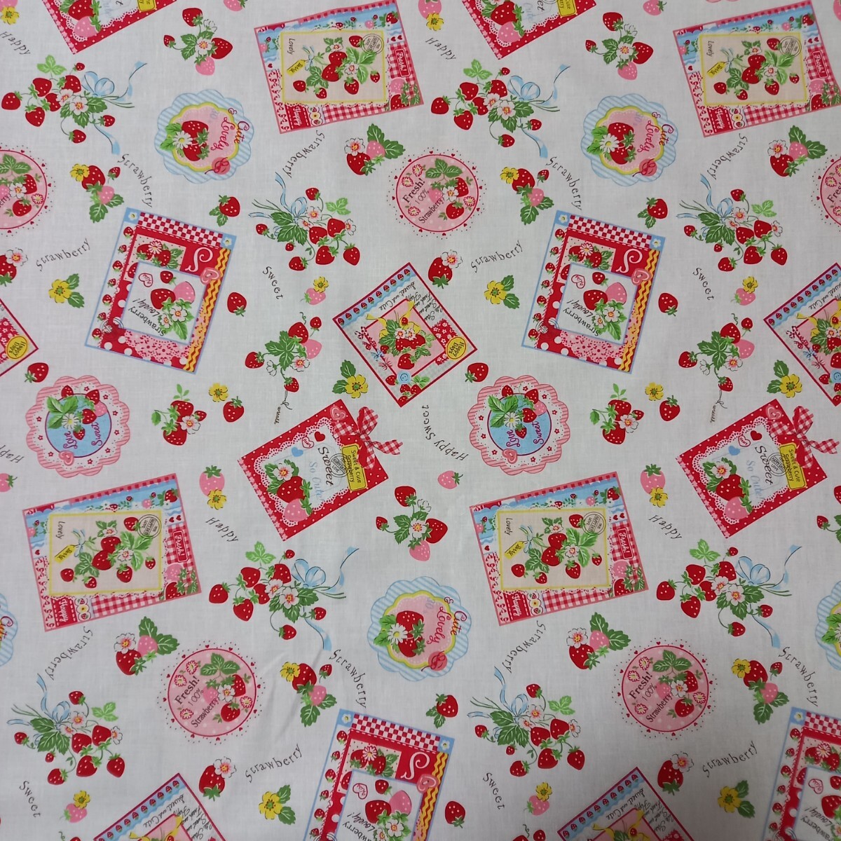 松山敦子生地　ストロベリーカード　1M　 白　花柄　YUWA　いちご柄　レース　FLOWER　可愛い生地　いちご生地　パネル パッチワーク