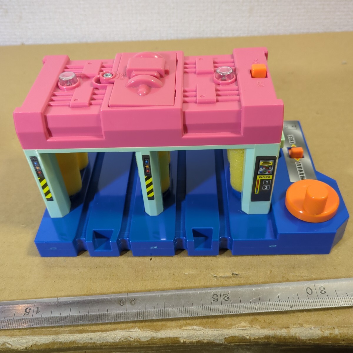 プラレール 洗車場 洗車機 ランプ付き タイ製 情景部品 未チェック 詳細不明 ジャンク扱い TOMY _画像3