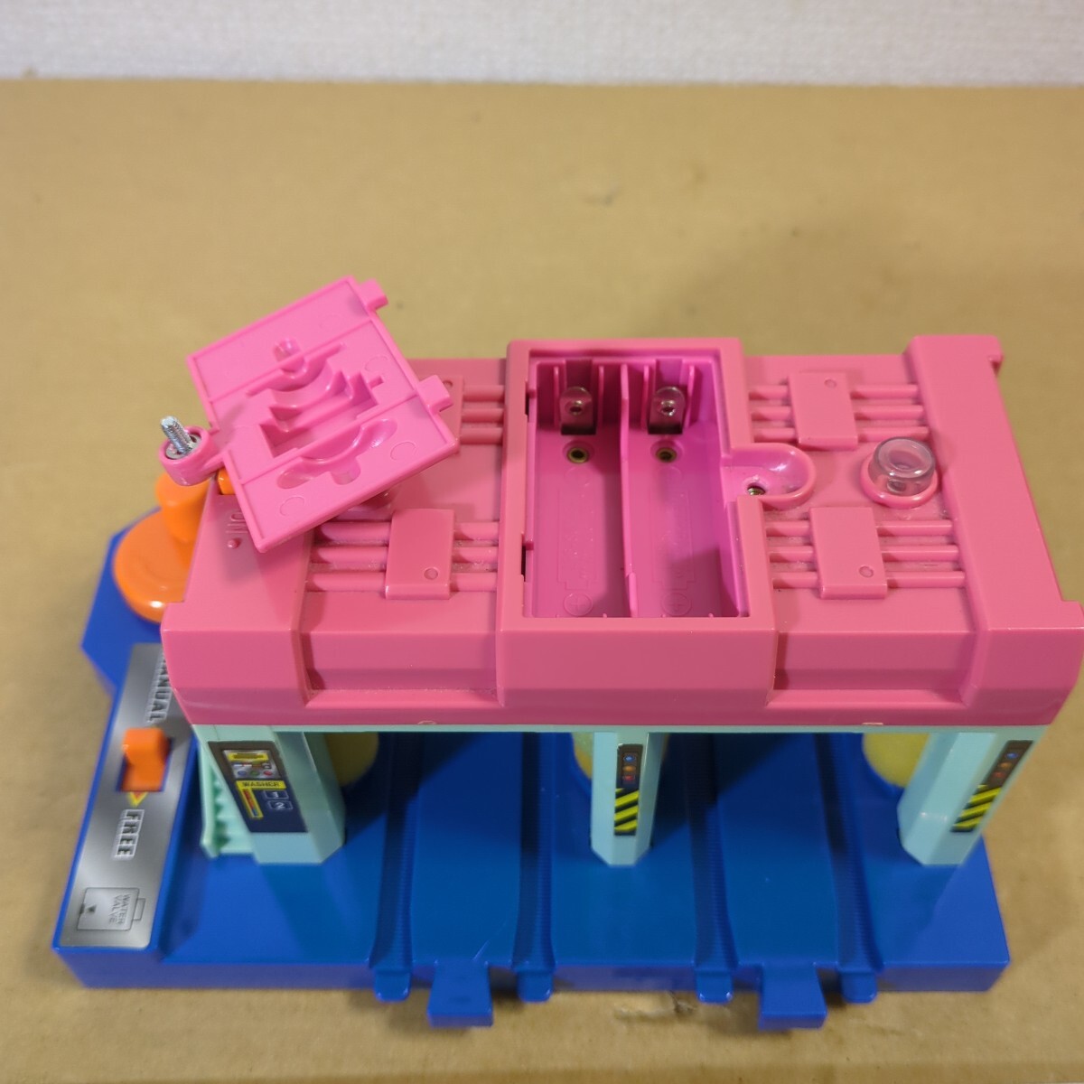 プラレール 洗車場 洗車機 ランプ付き タイ製 情景部品 未チェック 詳細不明 ジャンク扱い TOMY _画像5