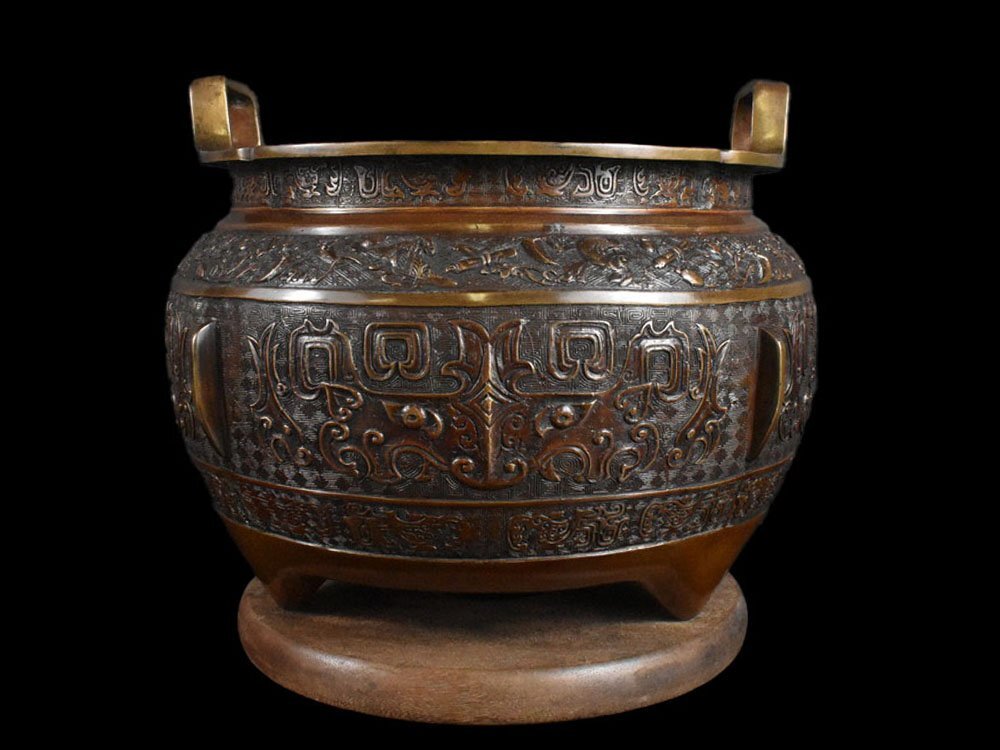 雲】某名家収蔵品 中国古玩 唐物 唐銅 饕餮紋耳付火鉢 高さ36.5 雲】某名家収蔵品 中国古玩 唐物 唐銅 饕餮紋耳付火鉢 高さ36.5
