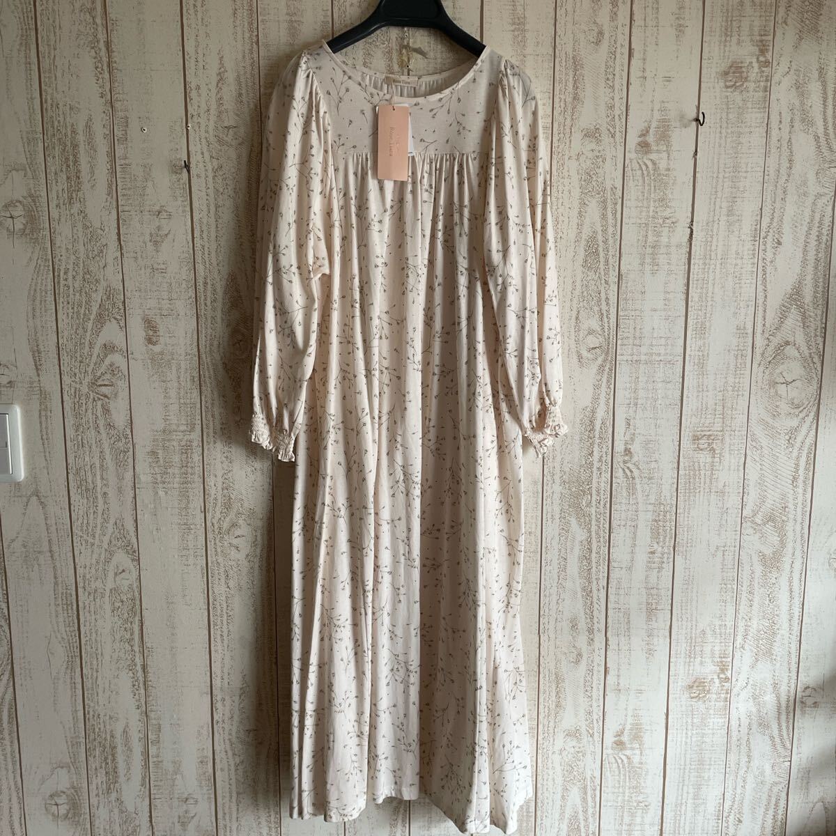 新品 ローズティアラ ロングワンピース 花柄 定価¥1万7600円 新品 ローズティアラ ロングワンピース 花柄 定価¥1万7600円
