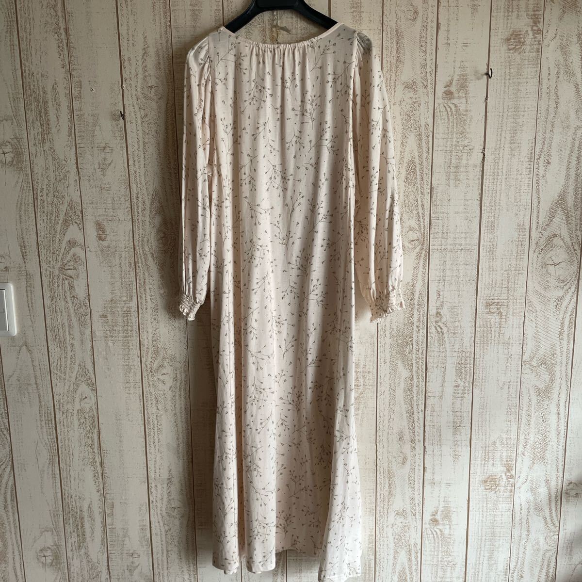 新品 ローズティアラ ロングワンピース 花柄 定価¥1万7600円 新品 ローズティアラ ロングワンピース 花柄 定価¥1万7600円