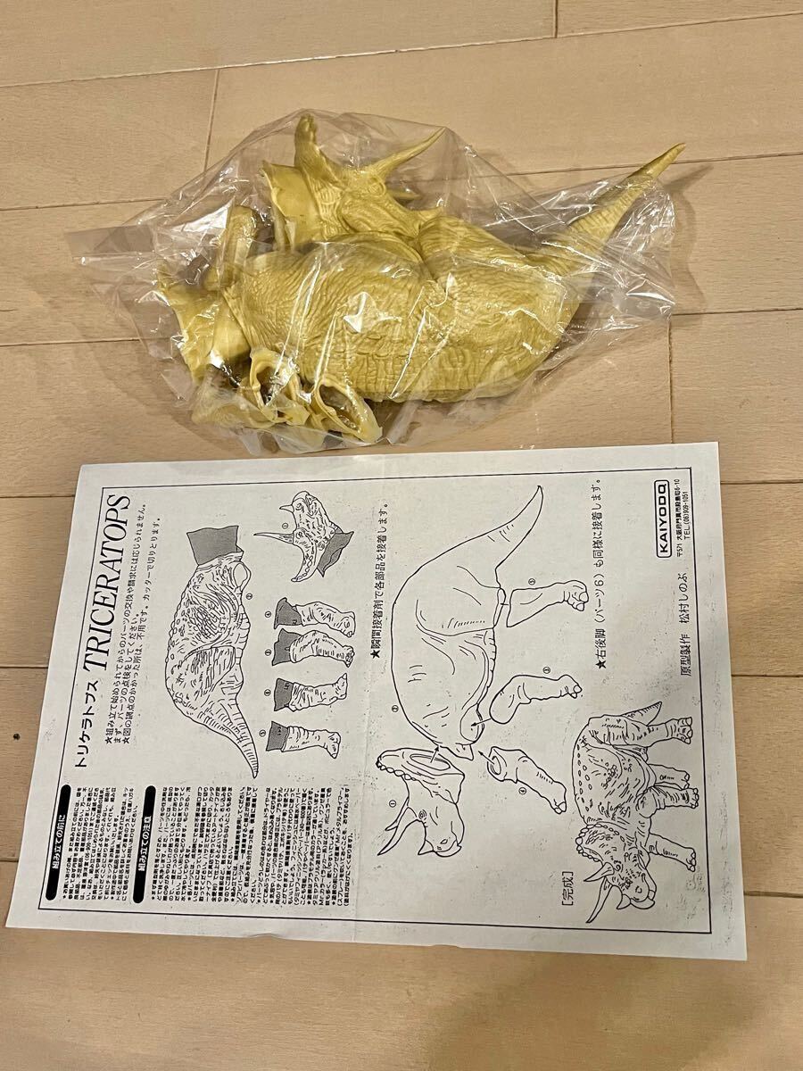 海洋堂1/35トリケラトプスソフビキット松村しのぶ恐竜フィギュア 海洋堂1/35トリケラトプスソフビキット松村しのぶ恐竜フィギュア