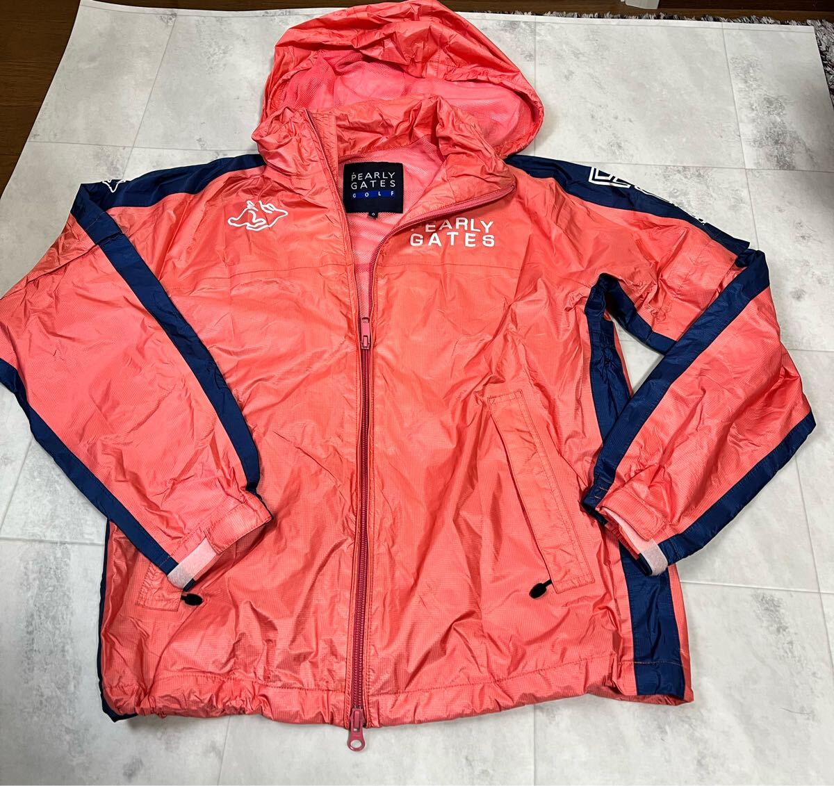パーリーゲイツ ゴルフ レインウエア 上下セット 　セットアップ　ジャケット パンツ フード 長(zhǎng)袖 プリント ナイロン 　サーモンピンク