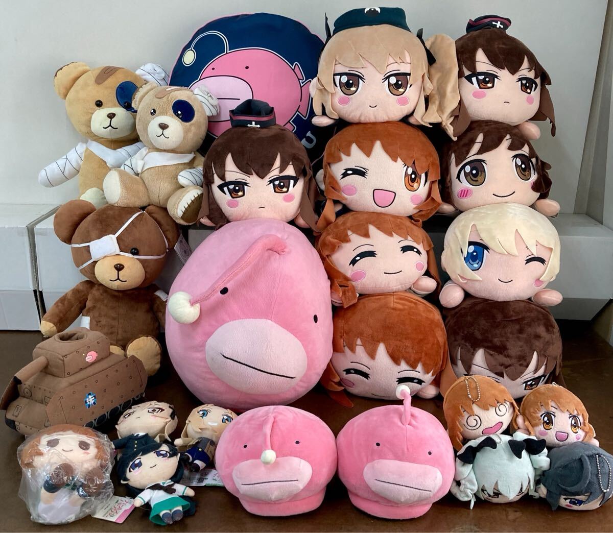 RR095) ガールズ&パンツァー ぬいぐるみ グッズ 大量セット RR095) ガールズ&パンツァー ぬいぐるみ グッズ 大量セット