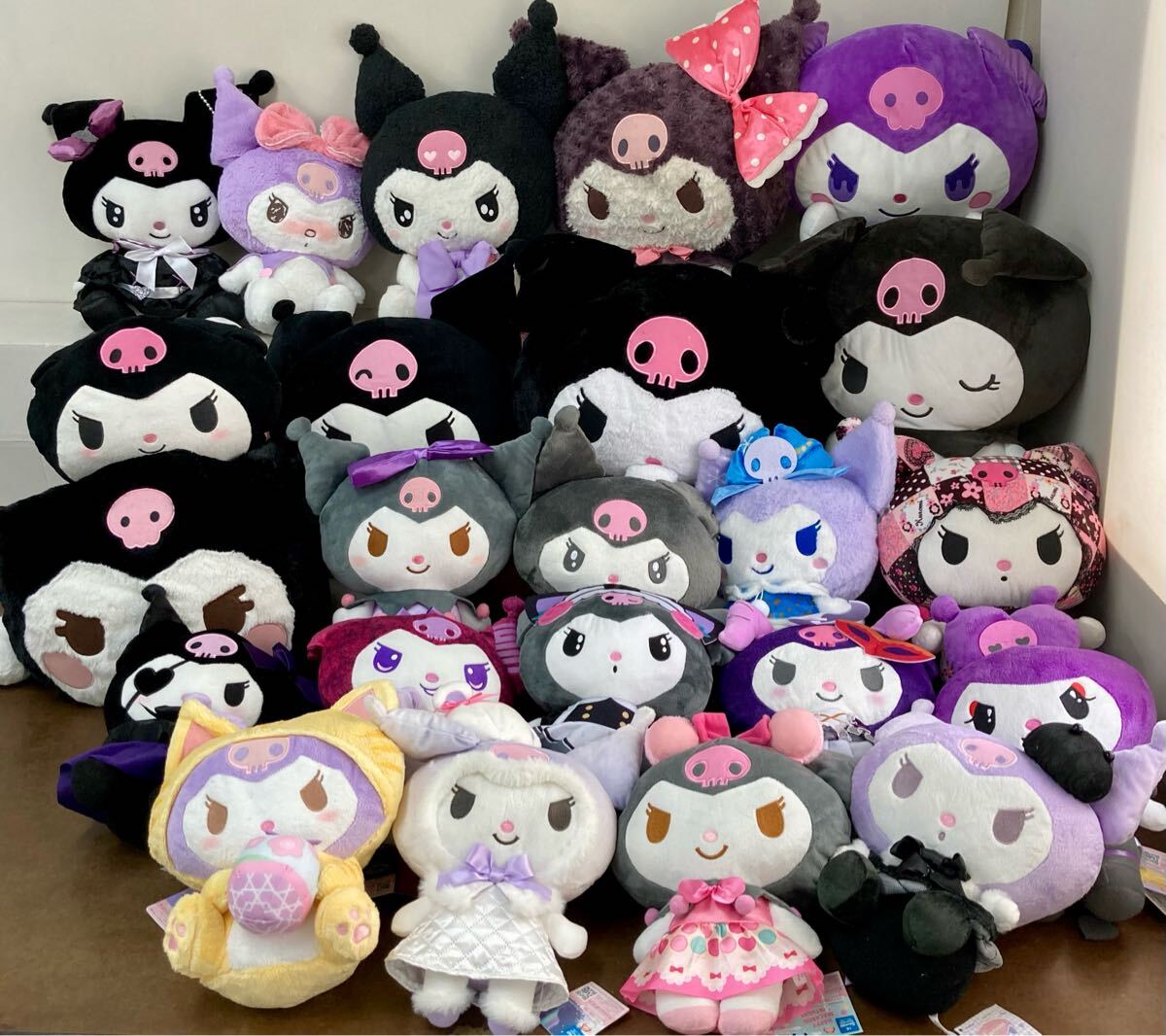 RR074) サンリオ クロミ ぬいぐるみ 大量セット まとめ売り RR074) サンリオ クロミ ぬいぐるみ 大量セット まとめ売り