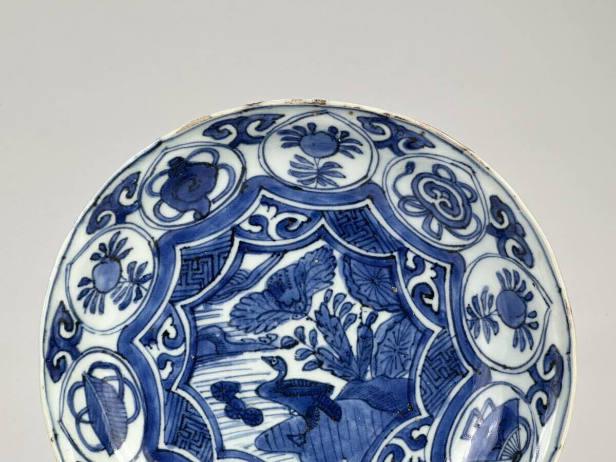 UA23S36 中国美術 明時代 明朝 古染付 蝶虫花宝尽紋 芙蓉手皿 景 UA23S36 中国美術 明時代 明朝 古染付 蝶虫花宝尽紋 芙蓉手皿 景
