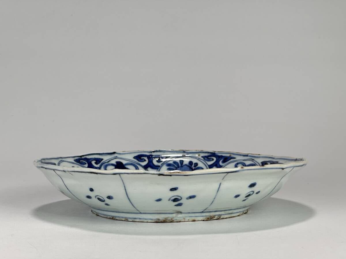 UA23S36 中国美術 明時代 明朝 古染付 蝶虫花宝尽紋 芙蓉手皿 景 UA23S36 中国美術 明時代 明朝 古染付 蝶虫花宝尽紋 芙蓉手皿 景