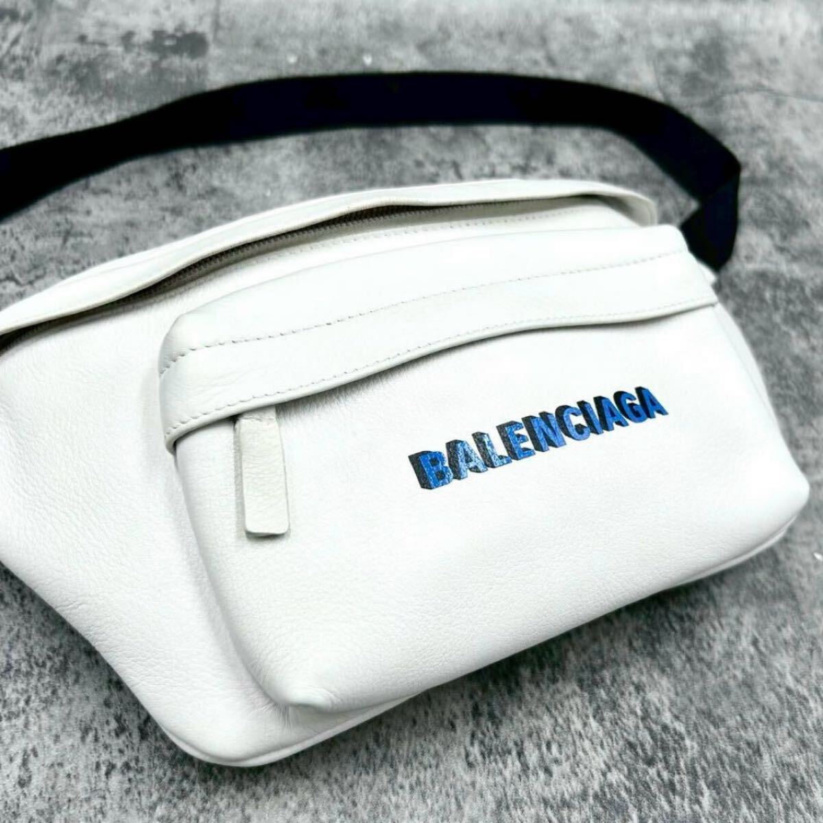 極美品 BALENCIAGA バレンシアガ エブリデイ ボディバッグ 極美品 BALENCIAGA バレンシアガ エブリデイ ボディバッグ