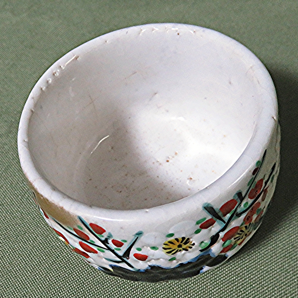 ◇ぐい呑み 九谷 永泉 梅 花模様 口径5.5 高さ4.3 箱10×10×7 ◇ぐい呑み 九谷 永泉 梅 花模様 口径5.5 高さ4.3 箱10×10×7