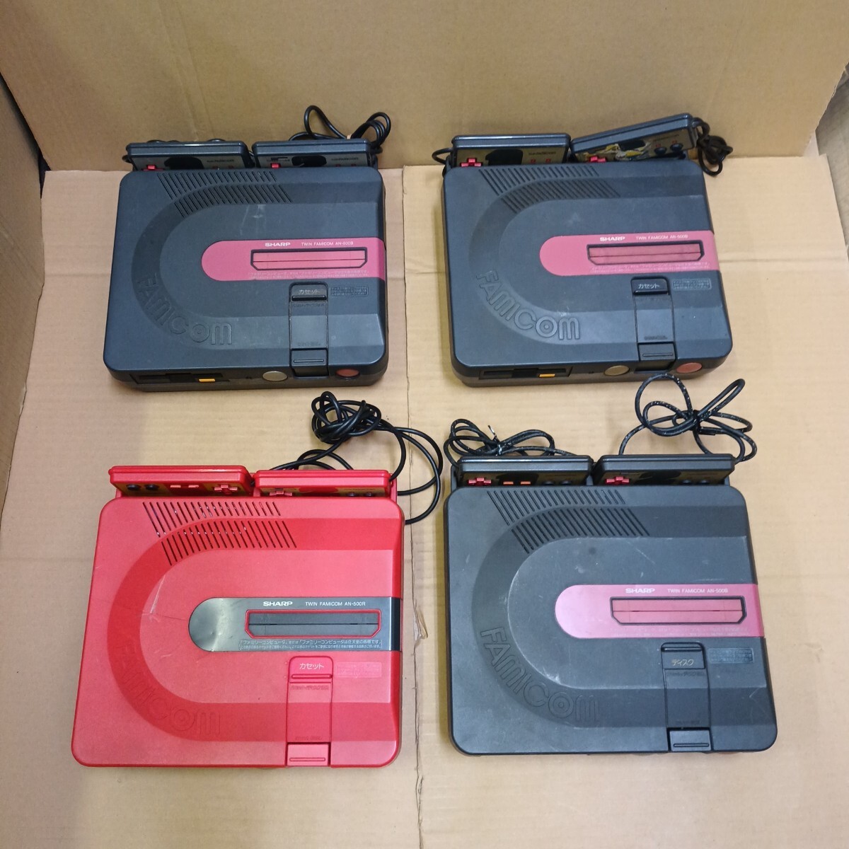 D23 ☆シャープ ツインファミコン 4台セット AN-500R AN-500B 赤 D23 ☆シャープ ツインファミコン 4台セット AN-500R AN-500B 赤