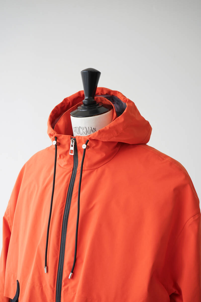 LOEWE GORE-TEX マウンテンパーカー オレンジ ロエベ」のゴアテックスは3-WAYでハイスペック。贅を尽くした