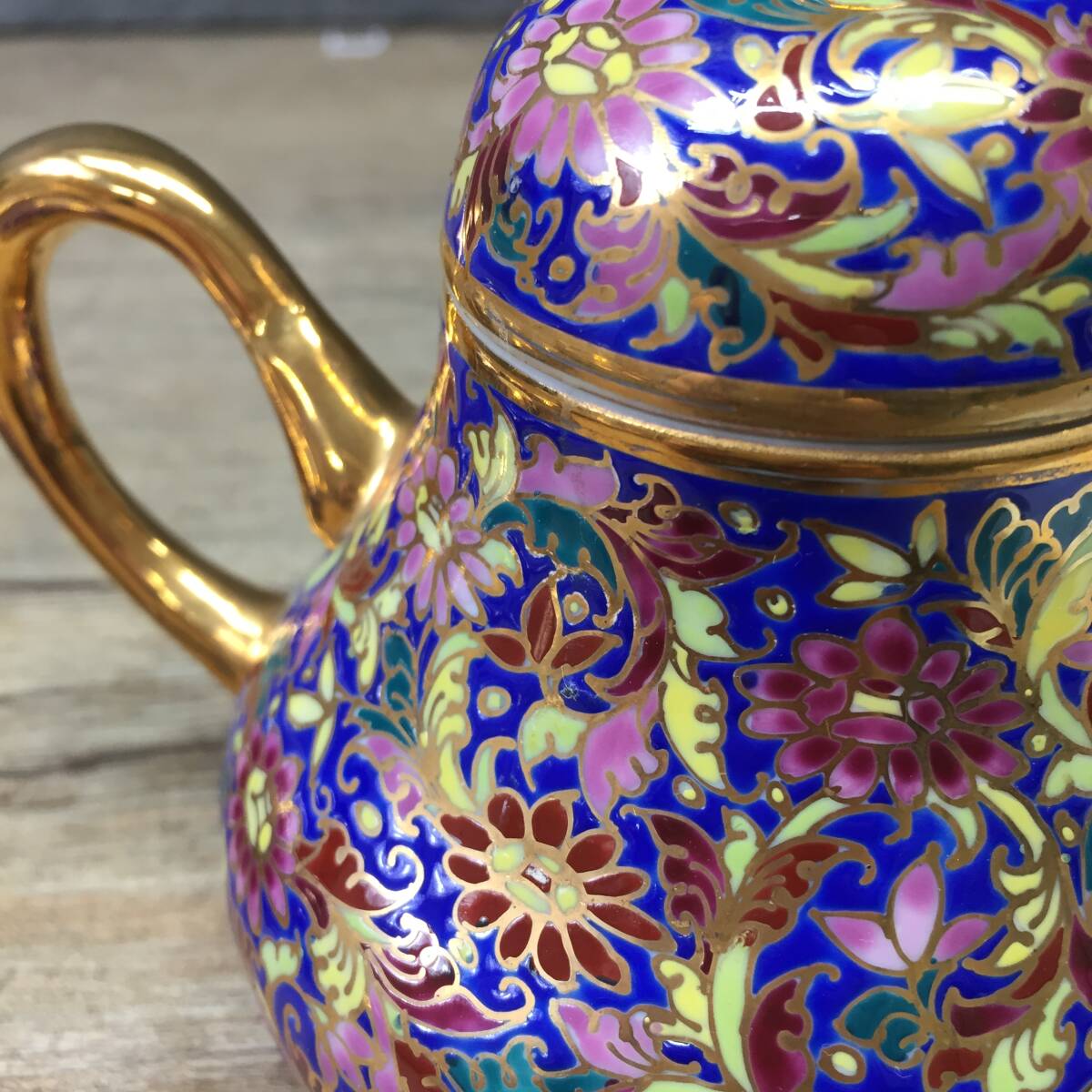 タイ製食器 ベンジャロン焼 ポット 皿 カップ 5点 セット 金彩 タイ製食器 ベンジャロン焼 ポット 皿 カップ 5点 セット 金彩