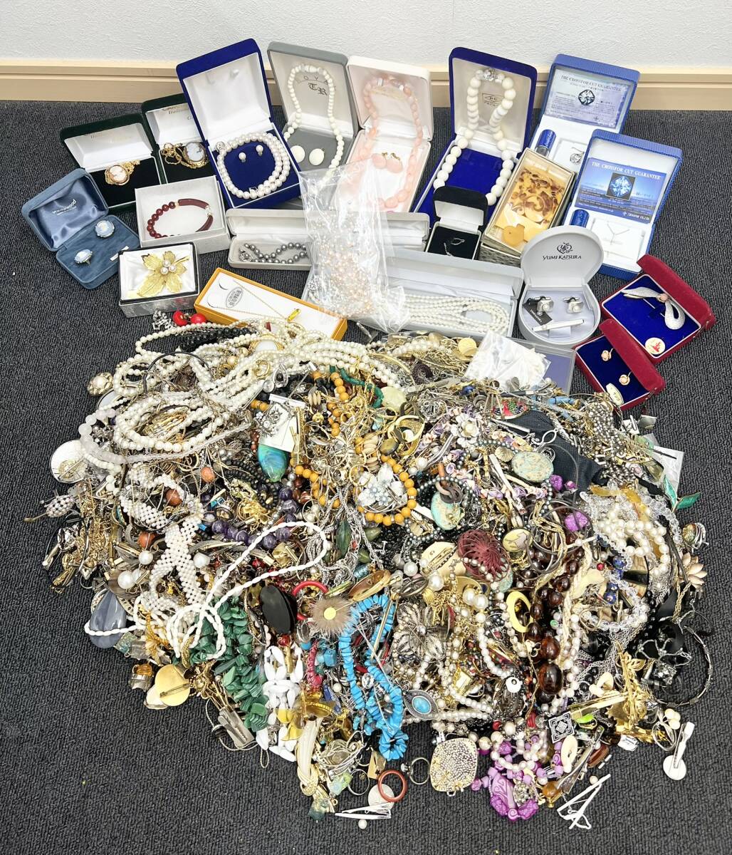 ジャンク イミテーションアクセサリー 大量 おまとめ 約14.9kg ジャンク イミテーションアクセサリー 大量 おまとめ 約14.9kg