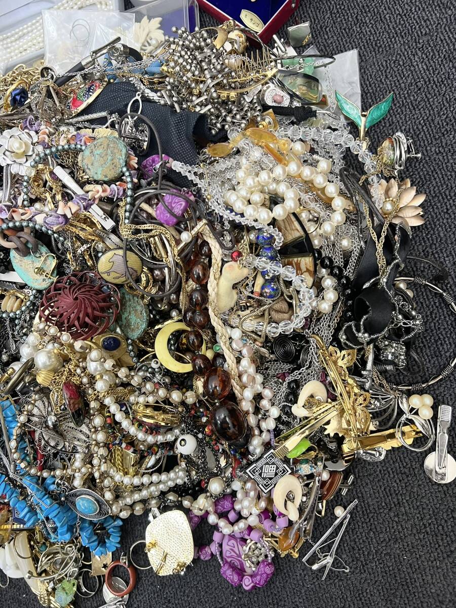 ジャンク イミテーションアクセサリー 大量 おまとめ 約14.9kg ジャンク イミテーションアクセサリー 大量 おまとめ 約14.9kg