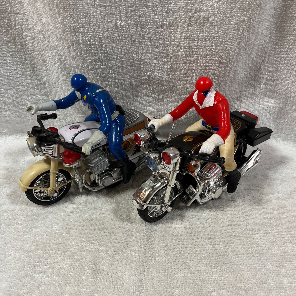 ホンダ 白バイ バイク おもちゃ ソフビ フィギュア 2台 バイク ホンダ 白バイ バイク おもちゃ ソフビ フィギュア 2台 バイク