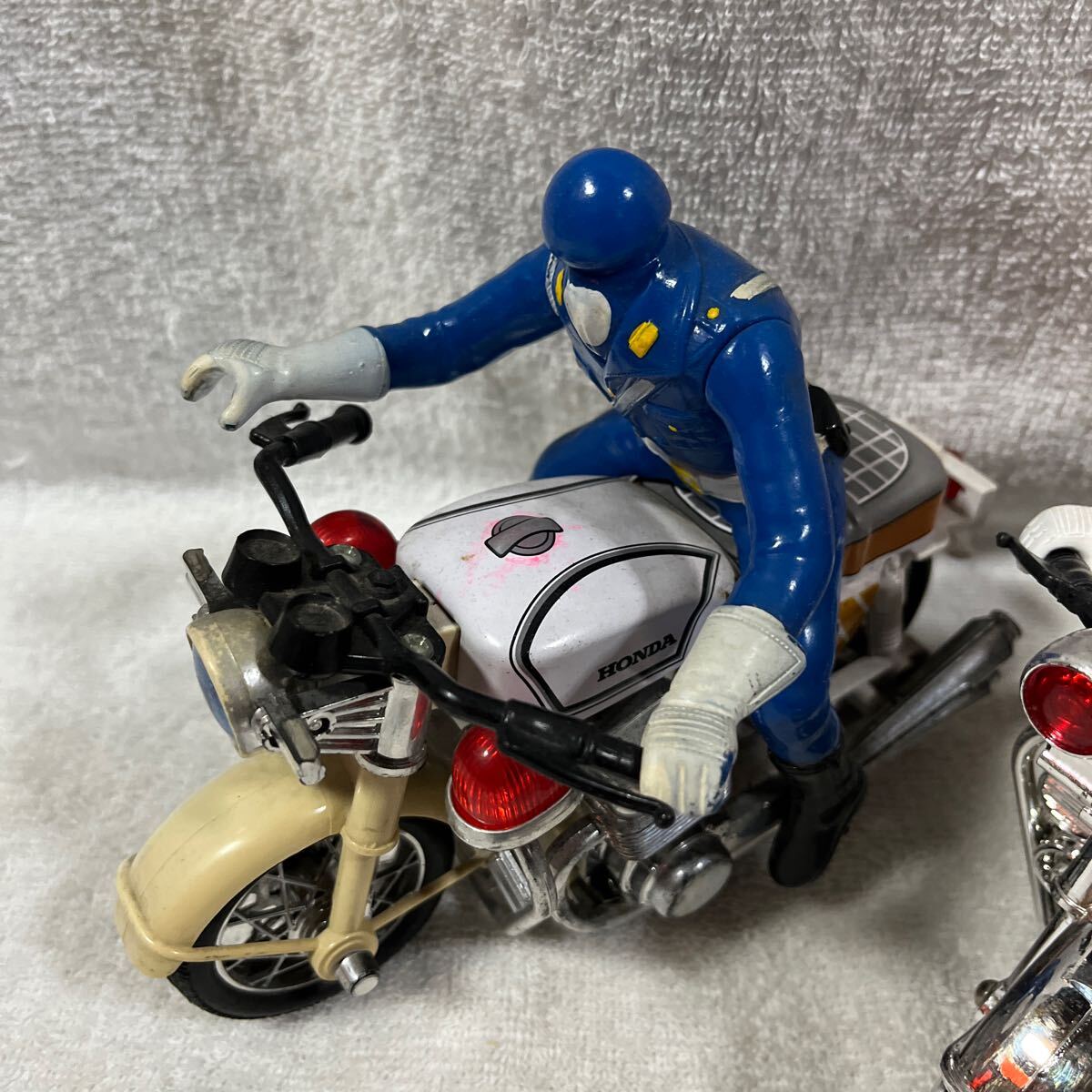 ホンダ 白バイ バイク おもちゃ ソフビ フィギュア 2台 バイク ホンダ 白バイ バイク おもちゃ ソフビ フィギュア 2台 バイク