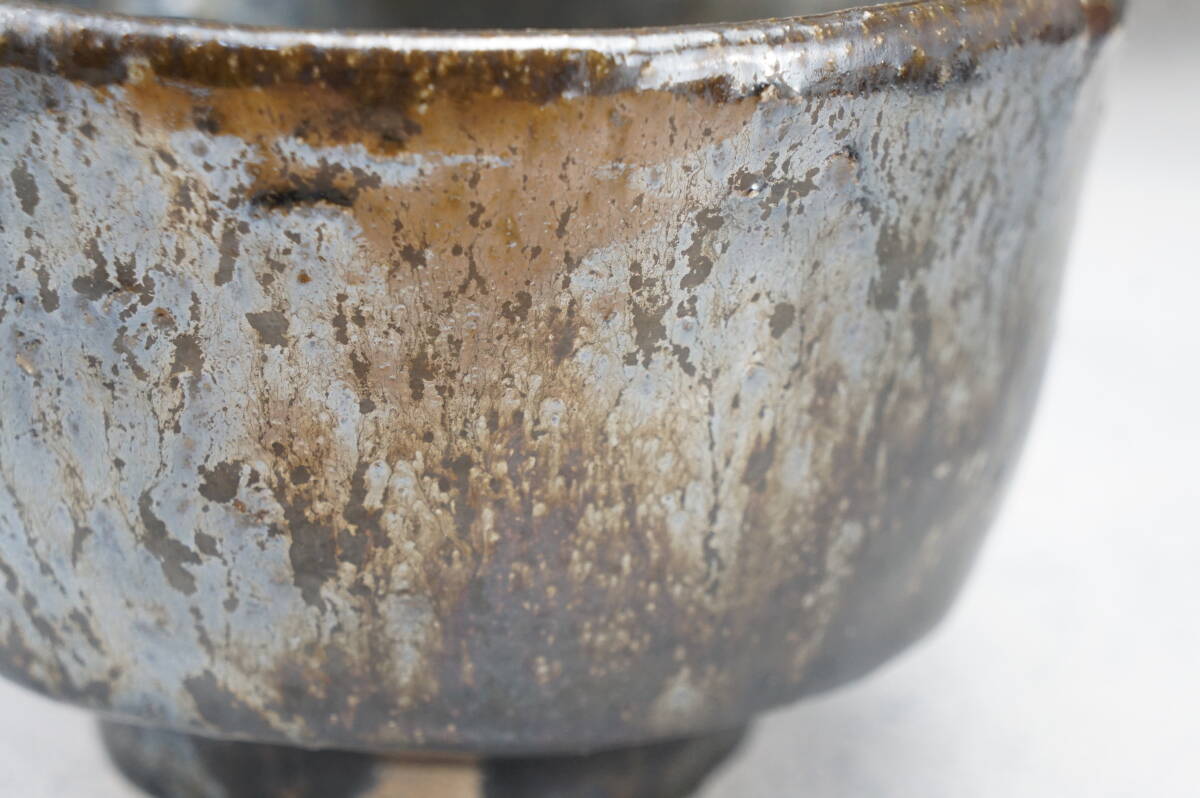 黒釉抹茶碗 11.5㎝ｘ7.5㎝ 黒地の中から窯変が光る【抹茶碗 表千家 里千家 抹茶 煎茶 美濃焼 京焼 萩焼】