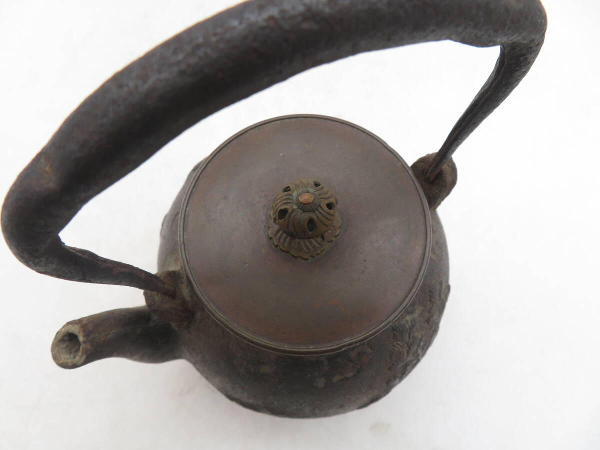 K8306 龍文堂造 鉄瓶 銅蓋 松の図 在銘 急須 最大容量約600cc K8306 龍文堂造 鉄瓶 銅蓋 松の図 在銘 急須 最大容量約600cc