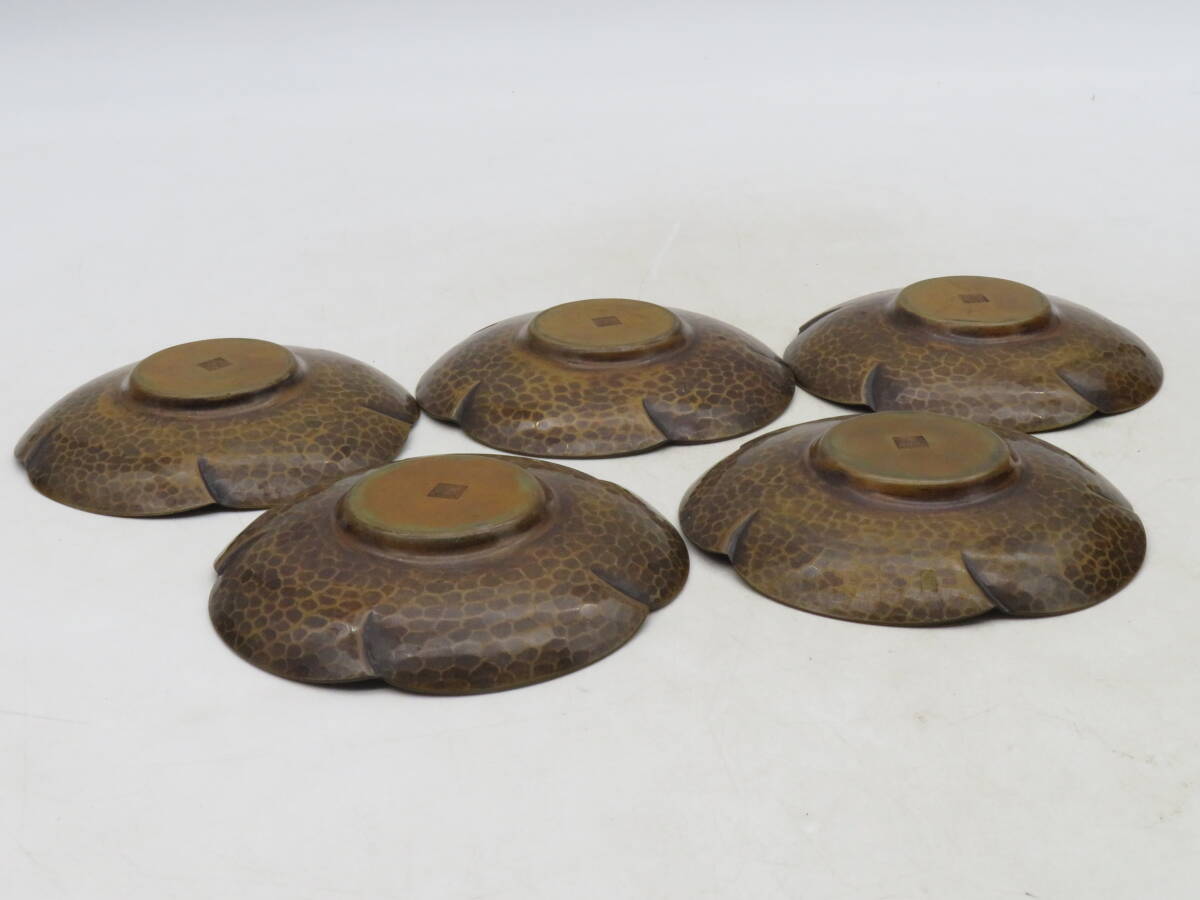 K8354 三世 平安蔵六 造 梅花式 茶托 5客 銅製 重さ約303.2g K8354 三世 平安蔵六 造 梅花式 茶托 5客 銅製 重さ約303.2g