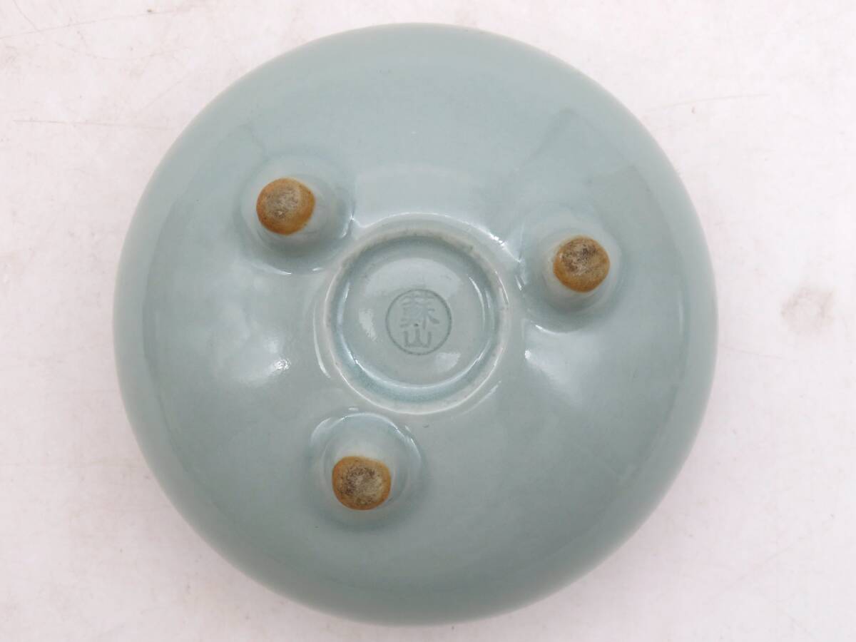 K8372 諏訪蘇山 青磁 香炉 銀蓋 重さ約53.1g 在銘 刻印 共箱 K8372 諏訪蘇山 青磁 香炉 銀蓋 重さ約53.1g 在銘 刻印 共箱