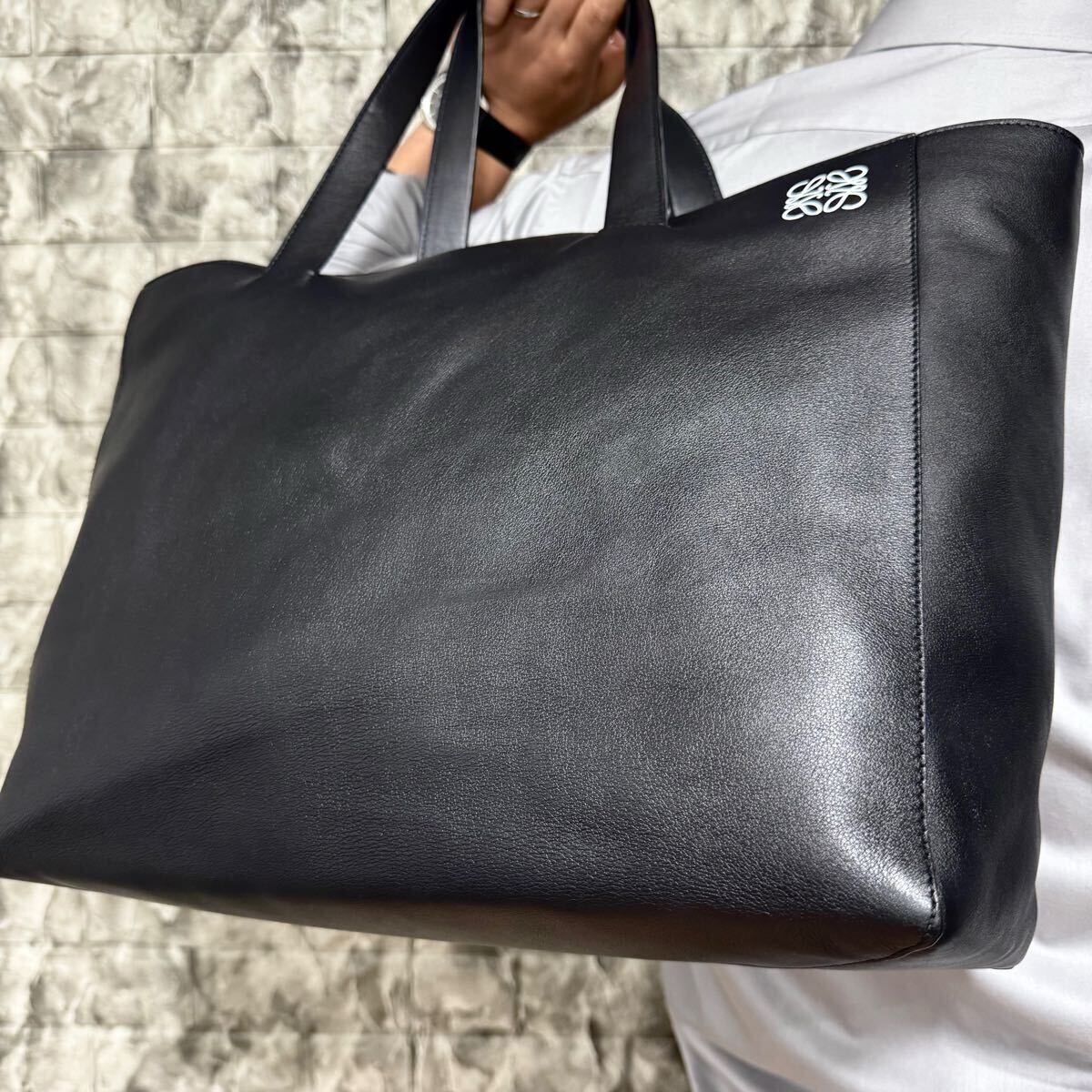 極美品/大容量◎ ロエベ LOEWE 現(xiàn)行 イーストウエストショッパー ラージトート メンズ ビジネス レザー 本革 A4 肩掛け アナグラム 黒 希少