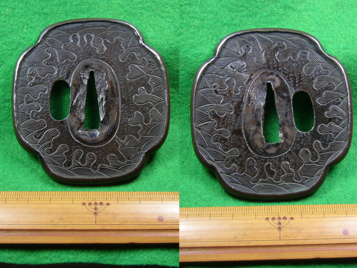 古大鍔 水藻の図 保存付(無銘・古金工).甲鋤毛彫.打返耳.室町 古大鍔 水藻の図 保存付(無銘・古金工).甲鋤毛彫.打返耳.室町